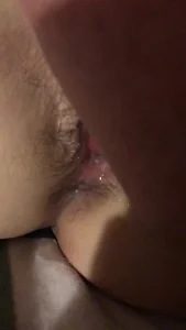 和野男人偷情被舔骚逼，好舒服啊，流出来好多淫水啊，好喜欢被男人舔小穴