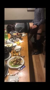 黑丝老婆被单男们带去饭店